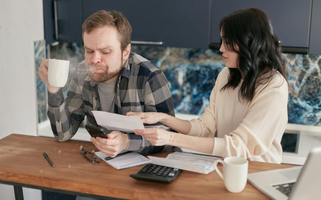 Argent, tâches ménagères, compromis, quelles sont les dettes qui pourrissent votre couple et comment faire les comptes pour le sauver ?