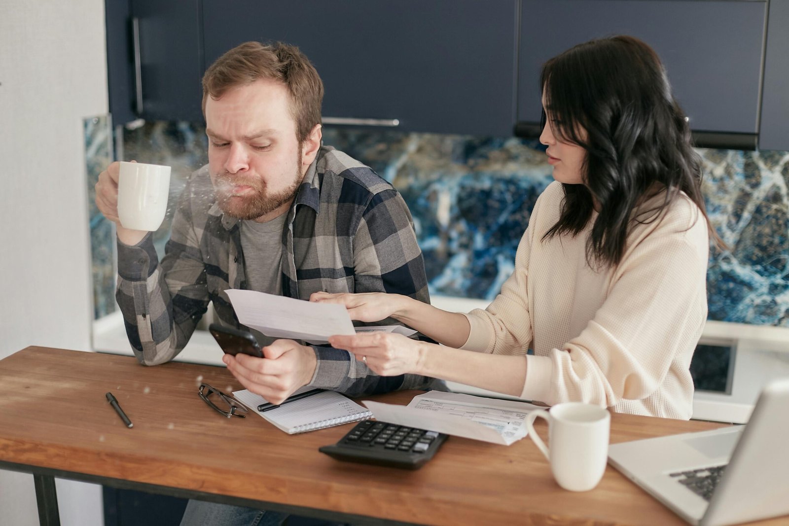 Argent, tâches ménagères, compromis, quelles sont les dettes qui pourrissent votre couple et comment faire les comptes pour le sauver ?